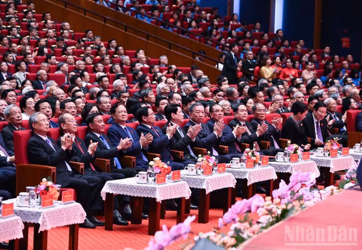 Tổng Bí thư Tô Lâm, Chủ tịch nước Lương Cường, Thủ tướng Phạm Minh Chính, Chủ tịch Quốc hội Trần Thanh Mẫn cùng các đồng chí lãnh đạo, nguyên lãnh đạo Đảng, Nhà nước, các đại biểu dự Lễ kỷ niệm 80 năm Thành lập Chính phủ nước Cộng hòa xã hội chủ nghĩa Việt Nam. (Ảnh: Trần Hải)