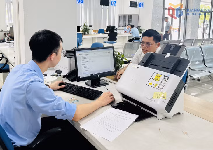 Nhân viên Trung tâm Phục vụ hành chính công tỉnh giải quyết thủ tục hành chính cho doanh nghiệp