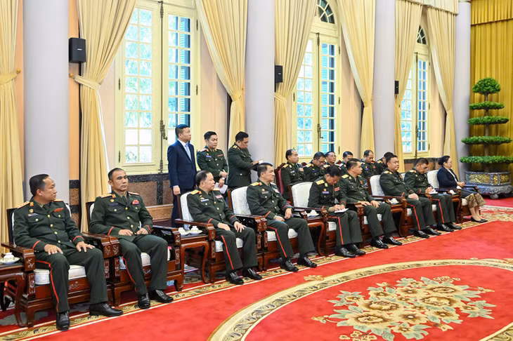 Các đại biểu lào tham dự buổi tiếp.