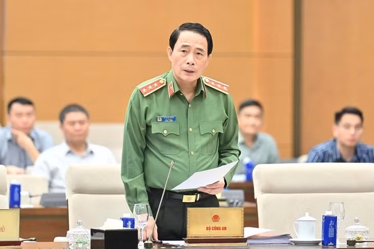 Thứ trưởng Công an Lê Quốc Hùng phát biểu làm rõ một số nội dung liên quan. (Ảnh: DUY LINH)