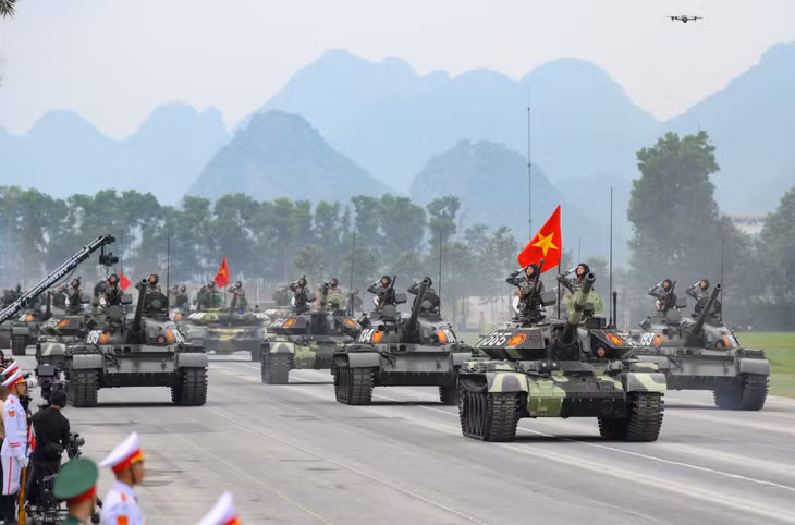 Dẫn đầu dàn khí tài tham gia diễu binh, diễu hành là các xe tăng chiến đấu T54B cải tiến được trang bị pháo rãnh xoắn 100mm, súng máy phòng không 12 li 7, súng PKT 7,62mm và kíp xe 4 người, tăng sức mạnh trên chiến trường.