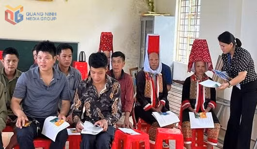 Phát tài liệu miễn phí cho người tham dự hội nghị trợ giúp pháp lý tại huyện Bình Liêu năm 2024. Ảnh do Trung tâm Trợ giúp pháp lý nhà nước tỉnh cung cấp