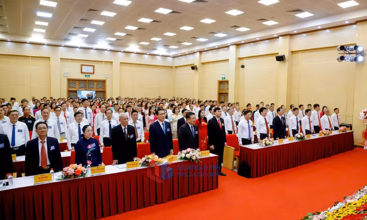 Các đại biểu thực hiện nghi thức chào cờ.