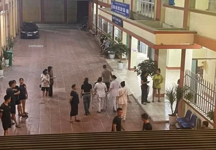 Những người bị thương do vụ tai nạn được đưa đi cấp cứu tại Trung tâm Y tế khu vực Văn Yên. Ảnh người dân cung cấp.
