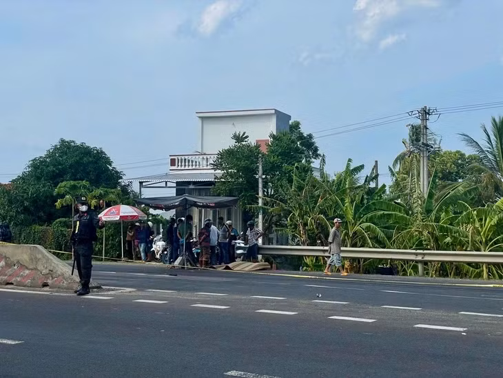 Lực lượng công an bảo vệ hiện trường tai nạn - Ảnh: PHƯƠNG LINH