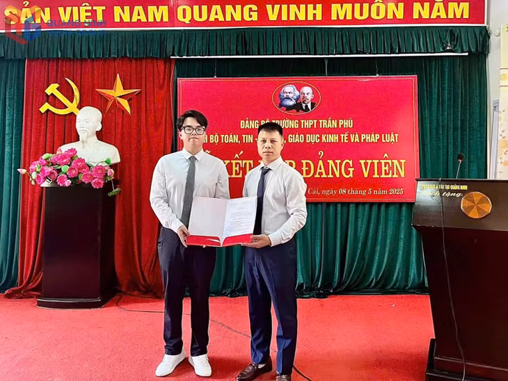 Em Nguyễn Phú Thành được trao Quyết định kết nạp đảng viên tại Đảng bộ trường THPT Trần Phú.