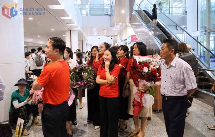 Đại diện lãnh đạo Sở GD&amp;ĐT, Trường THPT Chuyên Hạ Long có mặt tại Sân bay quốc tế Nội Bài đón em Ninh Quang Thắng trở về từ Bolivia với tấm Huy chương Đồng danh giá tại Kỳ thi Olympic Tin học Quốc tế (IOI) lần thứ 37.