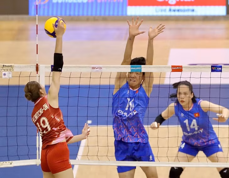 Bích Tuyền và đồng đội thắng đối thủ 3 set cuối cùng. Ảnh: Trung Thu