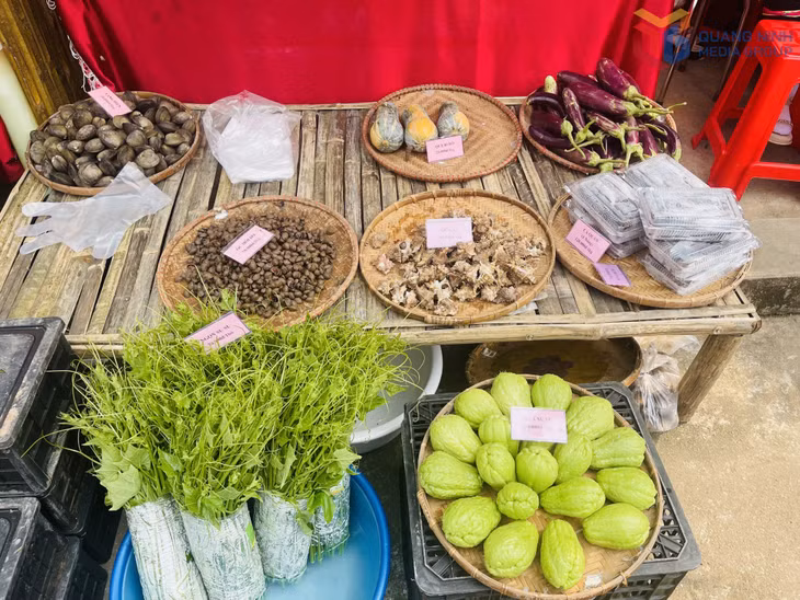 Chợ phiên bày bán nhiều sản vật phong phú từ miền núi đến miền biển.