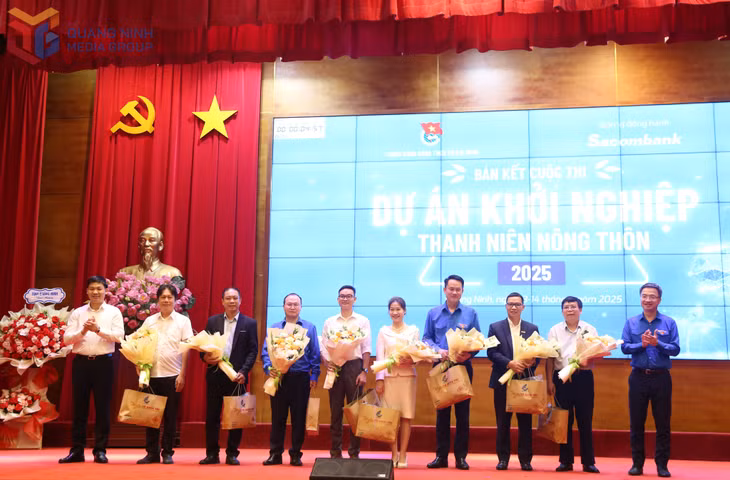 ld tỉnh qn tặng hoa