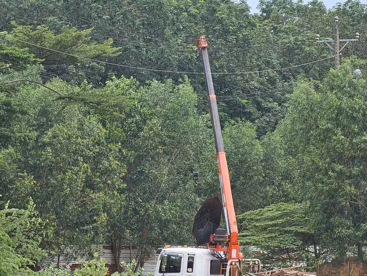 Hiện trường vụ xe tải cẩu đụng trúng đường điện cao thế khiến điện giật làm chết người. Ảnh: Đình Trọng