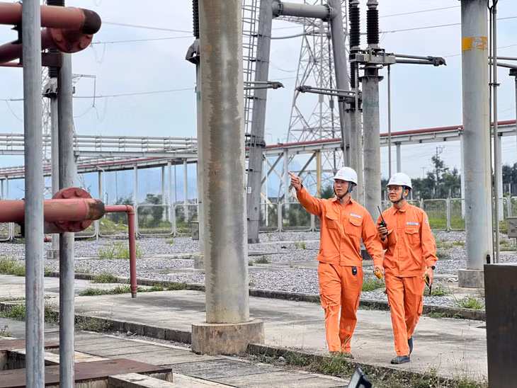 Công nhân Công ty CP Nhiệt điện Quảng Ninh kiểm tra, theo dõi tình trạng thiết bị.