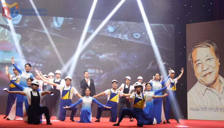Một số ca khúc phổ thơ Trần Nhuận Minh được biểu diễn tại chương trình.