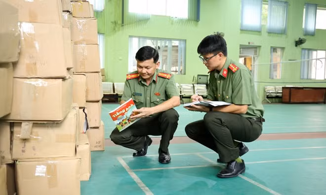 Cán bộ Phòng An ninh chính trị nội bộ, Công an tỉnh Bắc Ninh kiểm tra tang vật vụ án. Ảnh: Ngọc Anh