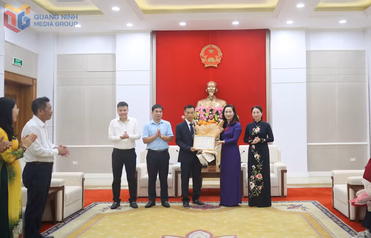 Đồng chí Nguyễn Thị Hạnh, Phó Chủ tịch UBND tỉnh khen thưởng thầy giáo Hà Đại Tôn, giáo viên phụ trách đội tuyển học sinh giỏi môn Tin học năm 2025 Trường THPT Chuyên Hạ Long.