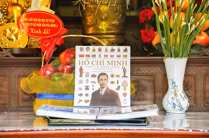 Ấn bản “Hồ Chí Minh – Tiểu sử bằng hình” được thành kính dâng lên Người.
