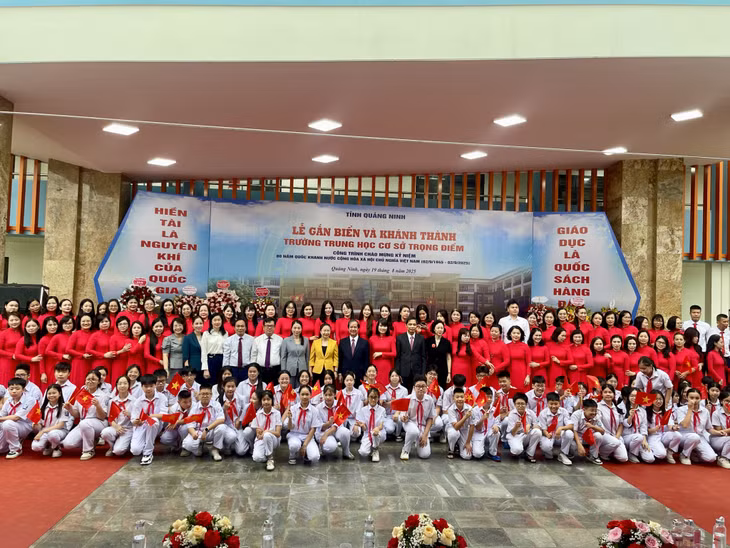 Các đại biểu chụp ảnh lưu niệm cùng thầy và trò Trường THCS Trọng Điểm.