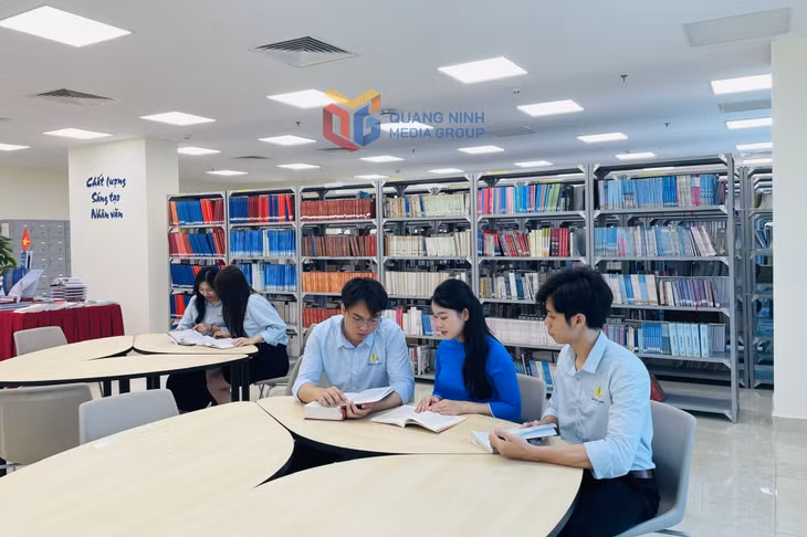 Sinh viên nhà trường đang học tập và trao đổi tài liệu trong thư viện của trường.