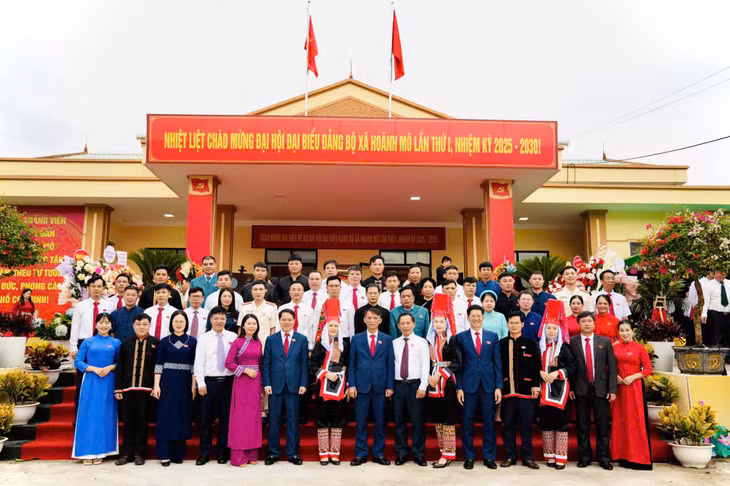 Các đại biểu chụp ảnh lưu niệm sau khi Đại hội đại biểu Đảng bộ xã Hoành Mô - một địa bàn biên giới của tỉnh được tổ chức thành công tốt đẹp.