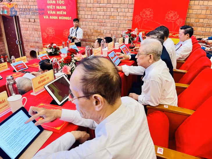 Đại hội không sử dụng giấy tờ, các đại biểu thông qua việc quét mã QR để điểm danh, nhận tài liệu và sử dụng ipad, laptop được cài tài liệu sẵn.