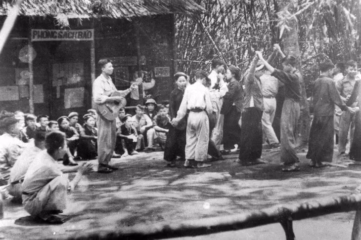Sinh hoạt văn nghệ của cơ quan trong kháng chiến chống Pháp.