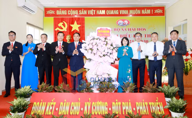 Đồng chí Trịnh Thị Minh Thanh, Phó Bí thư Thường trực Tỉnh ủy, Chủ tịch HĐND tỉnh, cùng lãnh đạo một số ban Xây dựng Đảng của Tỉnh ủy, tặng hoa chúc mừng đại hội (8-2025). Ảnh: Đỗ Giang
