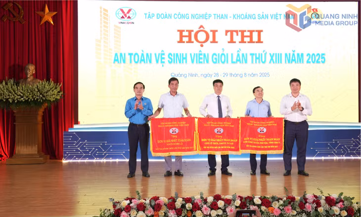 Chủ tịch Công đoàn TKV Lê Thanh Xuân trao giải nhất toàn đoàn cho các đơn vị khối khối sàng tuyển – kho vận – tổng công ty.