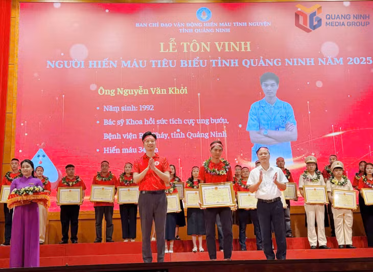 Bác sĩ Nguyễn Văn Khởi là một trong 29 cá nhân tiêu biểu xuất sắc trong phong trào hiến máu tình nguyện trên địa bàn tỉnh năm 2025 được UBND tỉnh tôn vinh, khen thưởng ngày 13/6.