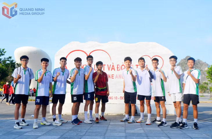 Học sinh các trường trên địa bàn phường vui vẻ chụp ảnh lưu niệm sau khi hoàn thành giải chạy.