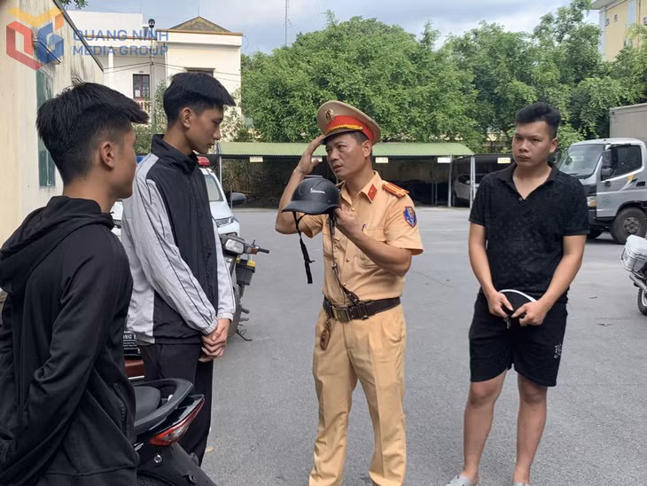 Việc tuyên truyền, nhắc nhở ngay tại địa điểm xử lý vi phạm của lực lượng CSGT đã góp phần nâng cao ý thức tham gia giao thông đối với người điều khiển phương tiện.