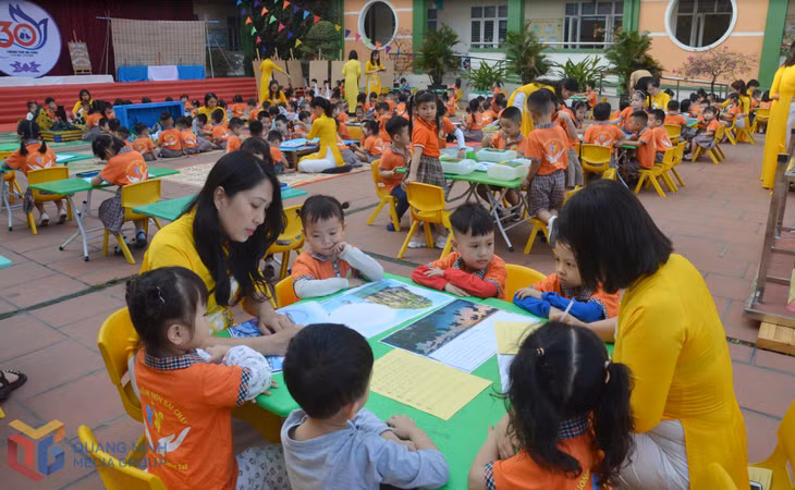 Cô và trò Trường Mầm non Bãi Cháy (phường Bãi Cháy)