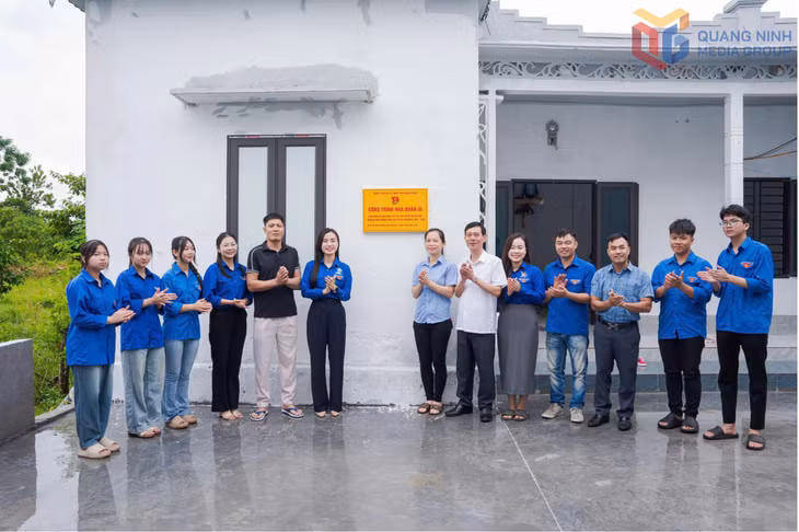 BTV Tỉnh Đoàn trao tặng “Nhà nhân ái” cho gia đình chị Phạm Thị Hà (xã Quảng Đức), hộ thanh niên công nhân có hoàn cảnh khó khăn.