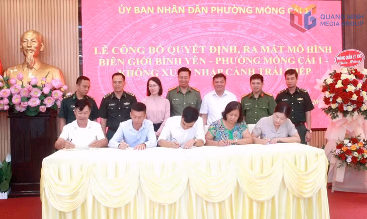 Trưởng các khu phố trên địa bàn phường Móng Cái 1 ký cam kết chấp hành pháp luật trong phòng chống XNC trái phép, tháng 8/2025.