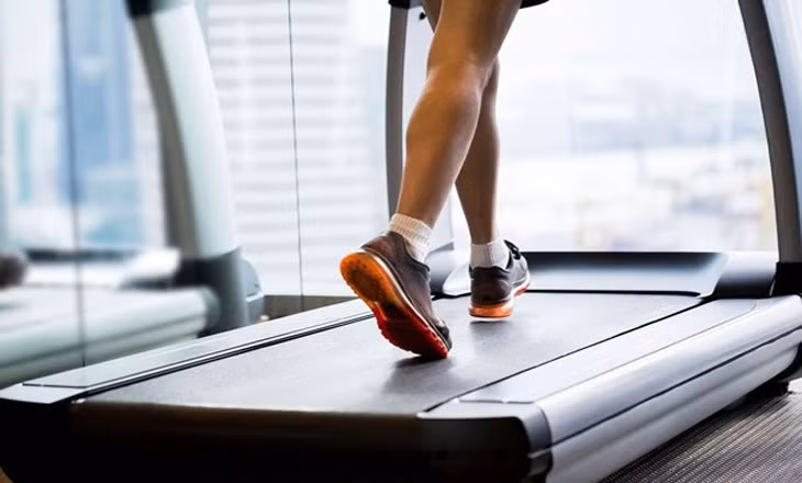 Đi bộ trên máy chạy bộ có thể điều chỉnh tốc độ, độ dốc, cường độ khi tập.