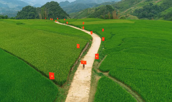Du khách đến đây đừng quên check-in con đường treo cờ đỏ sao vàng rực rỡ, thực hiện bộ ảnh kỷ niệm dịp lễ Quốc khánh 2.9 năm nay.