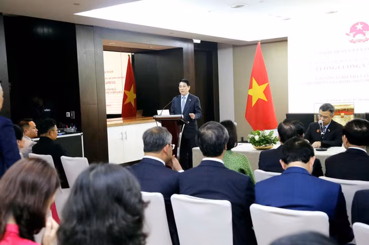 Chủ tịch nước Lương Cường gặp gỡ cán bộ, nhân viên Đại sứ quán và cộng đồng người Việt Nam tại Angola.