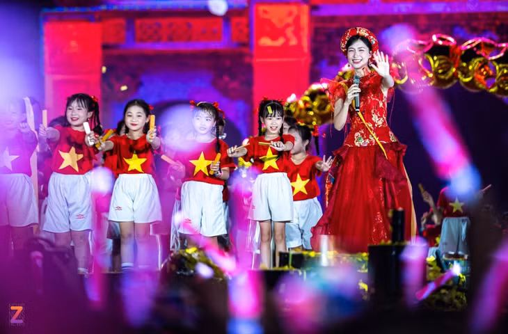 Các sản phẩm của Hòa Minzy được đón nhận, góp phần lan tỏa tinh thần yêu đất nước. Ảnh: Việt Hà.