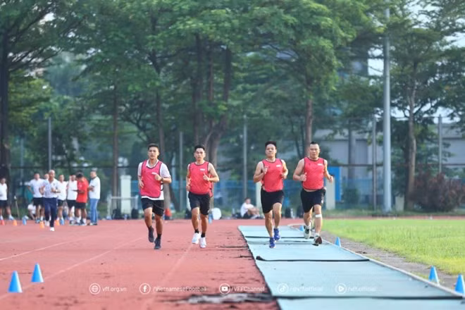 Các trọng tài V.League kiểm tra thể lực. Ảnh: VFF