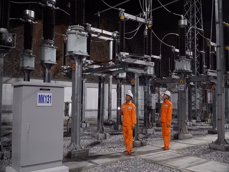 Tổ thao tác lưu động kiểm tra thông số kỹ thuật giờ cao điểm tại TBA 110 kV Yên Cư (TBA 110 kV thứ 21 của PC Quảng Ninh).