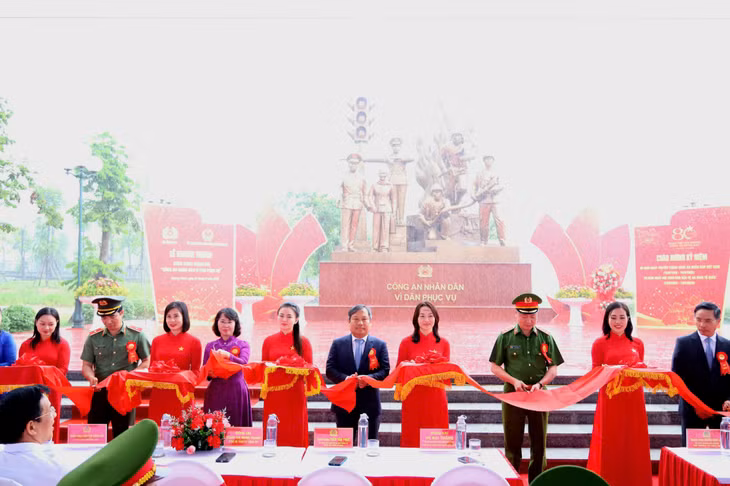 Các đại biểu cắt băng khánh thành công trình Tượng đài “Công an Nhân dân vì dân phục vụ”.