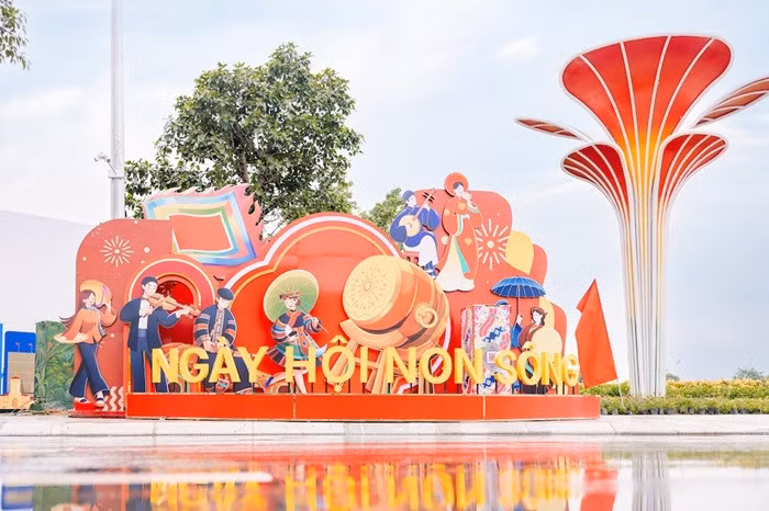 Phân khu triển lãm ngoài trời có chủ đề là HỘI NHẬP VÀ PHÁT TRIỂN, gồm các không gian trưng bày chủ đề “Vì tương lai xanh“; “Khát vọng bầu trời“; 3- “Thanh gươm và lá chắn“; “Ngày hội non sông“; và không gian biểu diễn các chương trình nghệ thuật.