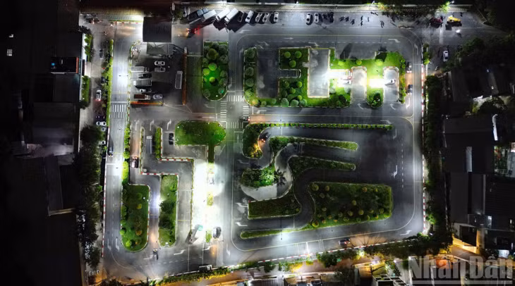Dù cường độ làm việc cao, cán bộ Trung tâm Sát hạch lái xe Miền Đông vẫn phối hợp chặt chẽ, bám sát từng khâu tổ chức để kỳ thi diễn ra an toàn, nghiêm túc đúng quy định.