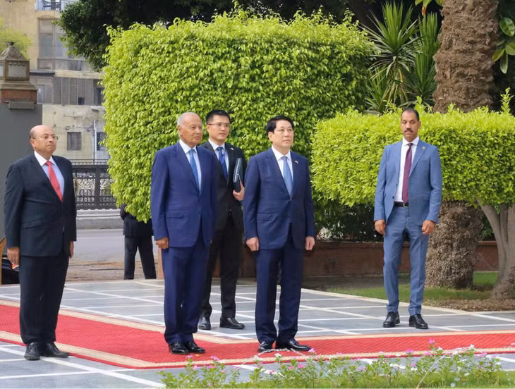 Chủ tịch nước Lương Cường và Tổng thư ký Liên đoàn Arab chứng kiến lễ thượng cờ Việt Nam-Liên đoàn Arab. (Ảnh: XUÂN KỲ)