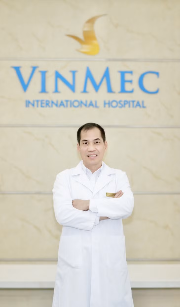 Thầy thuốc ưu tú, BSCKII Phạm Việt Hùng.