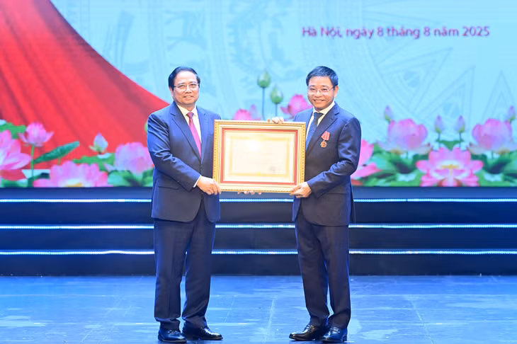 Thủ tướng Chính phủ Phạm Minh Chính trao Huân chương Lao động hạng Nhất tặng Bộ trưởng Tài chính Nguyễn Văn Thắng. (Ảnh ĐĂNG KHOA)