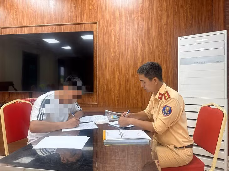 Nam tài xế làm việc với cảnh sát giao thông - Ảnh: D.Q.