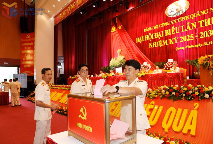 Đại biểu bỏ phiếu bầu Ban Chấp hành Đảng bộ Công an tỉnh lần thứ XXIV, nhiệm kỳ 2025-2030.