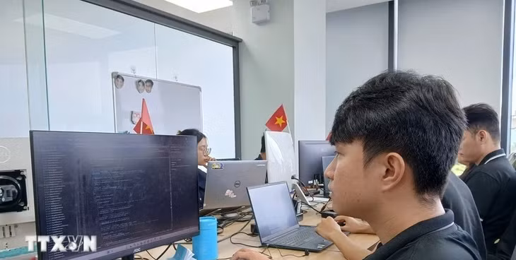 Doanh nghiệp khởi nghiệp ngành vi mạch bán dẫn và AI được hỗ trợ không gian làm việc tại Khu Công nghệ thông tin tập trung, Công viên phần mềm Đà Nẵng số 2. Ảnh: Mỹ Hà/TTXVN.