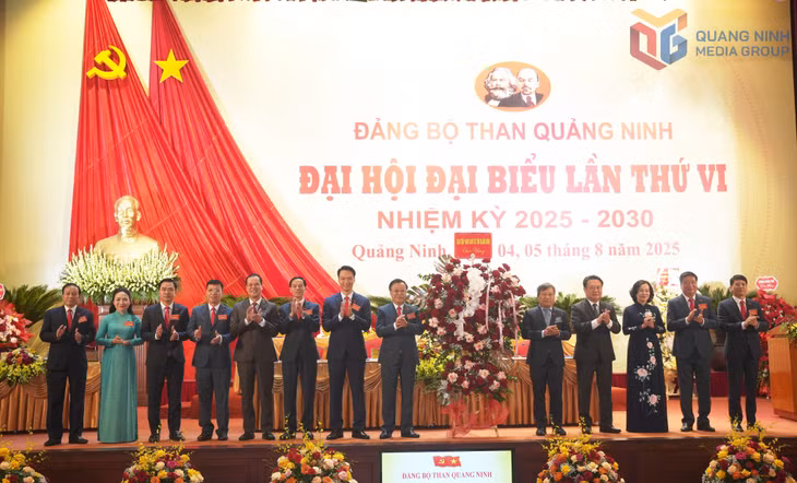 hay mặt các đồng chí lãnh đạo tỉnh, đồng chí Vũ Quyết Tiến, Phó Bí thư Tỉnh ủy tặng hoa chúc mừng Đại hội Đảng bộ đặc khu Cô Tô.