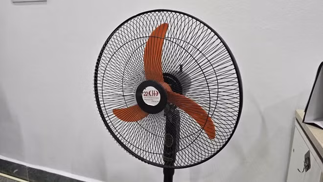 Cha mẹ nên lưu ý cách sử dụng quạt điện an toàn khi nhà có trẻ nhỏ. Ảnh: Tuấn Đạt